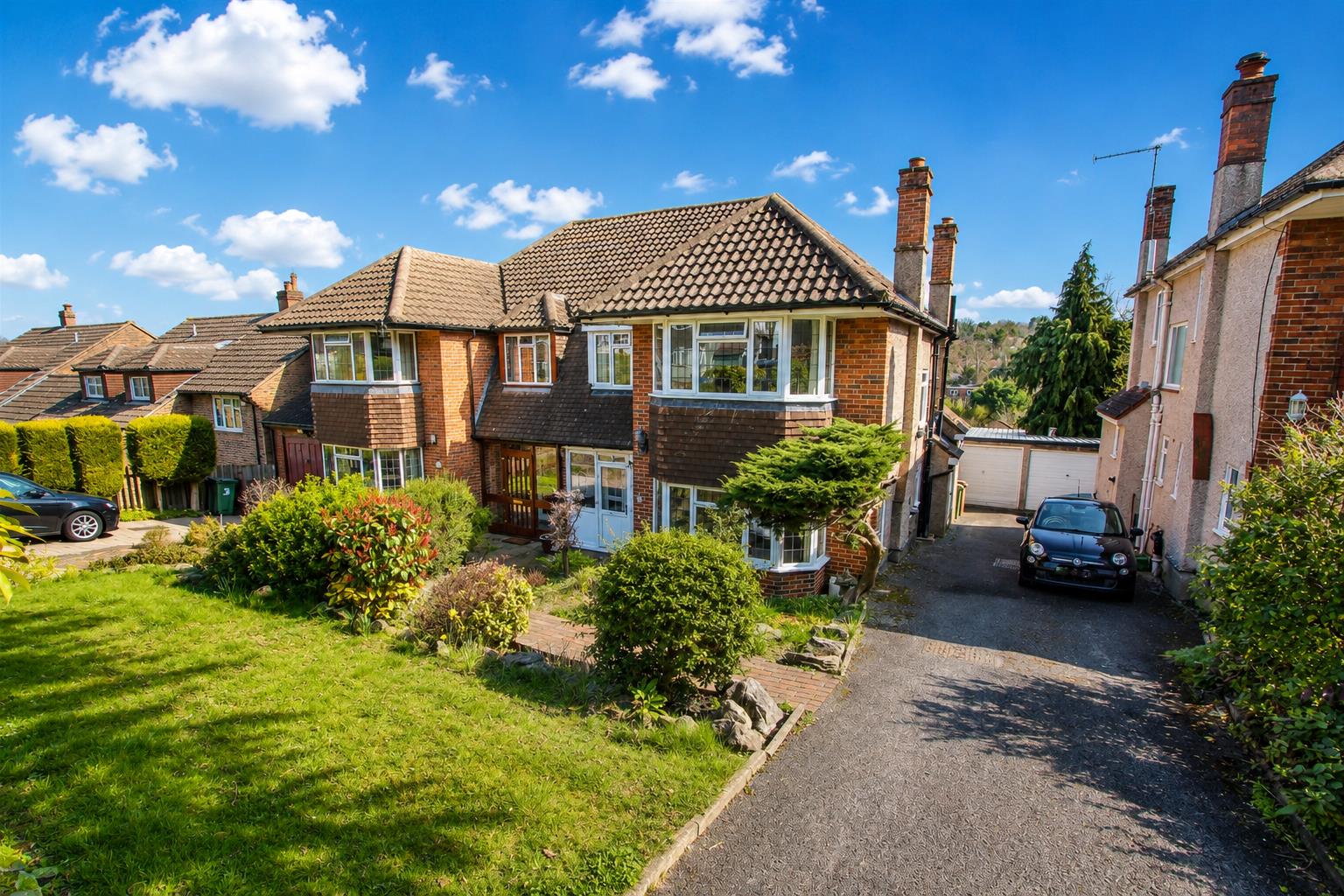 3 bed property in Harbury Road, Carshalton Beeches